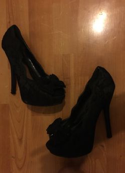 Black heels with bow size 6