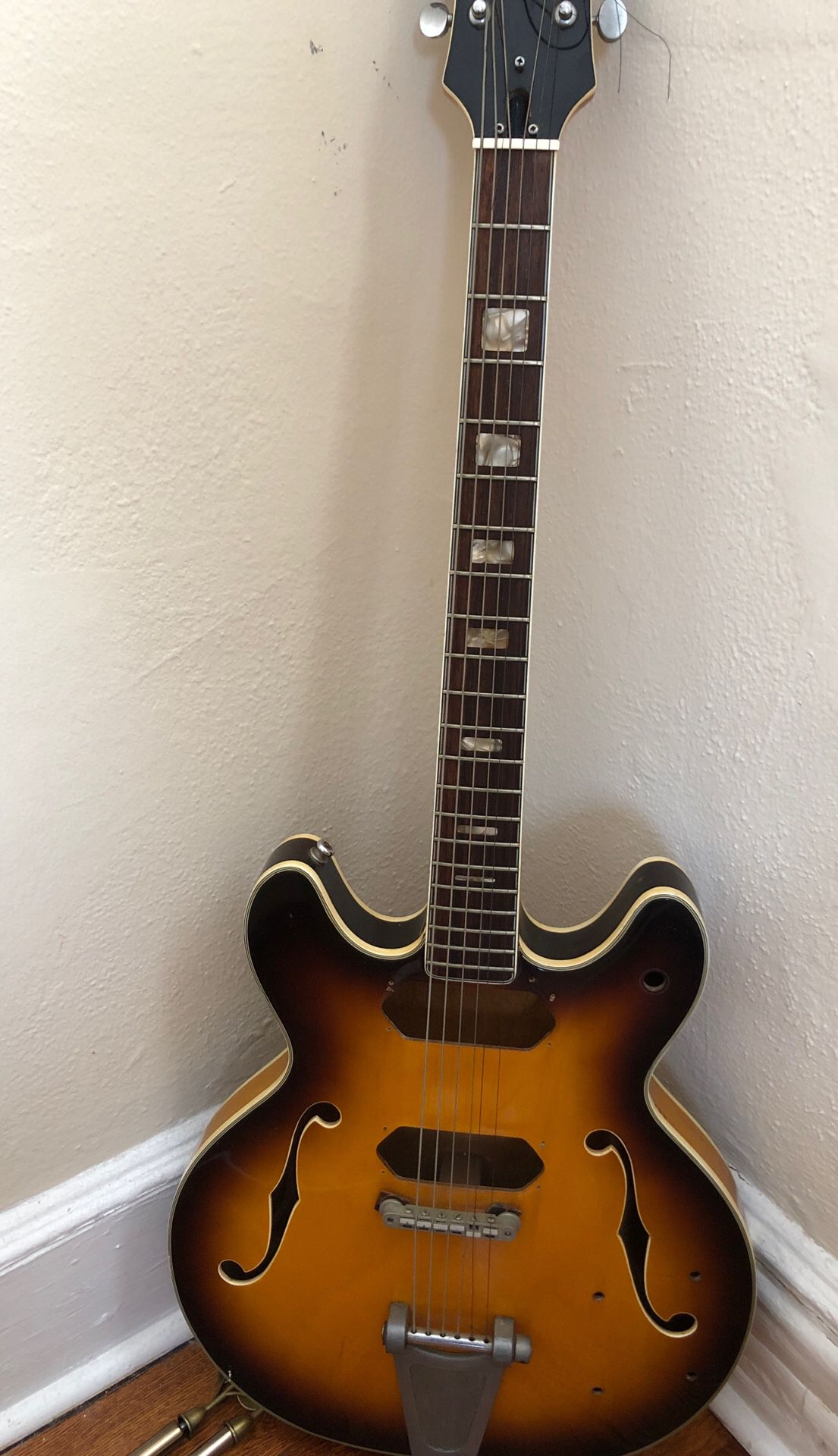 Ventura Guitar Antique