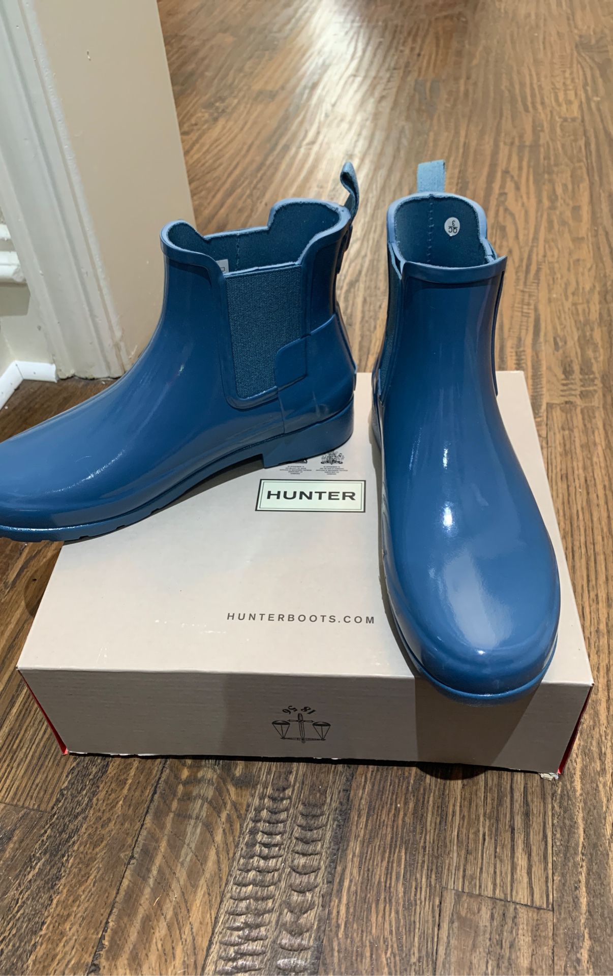 Hunter short rain boots, size 7, blue, new