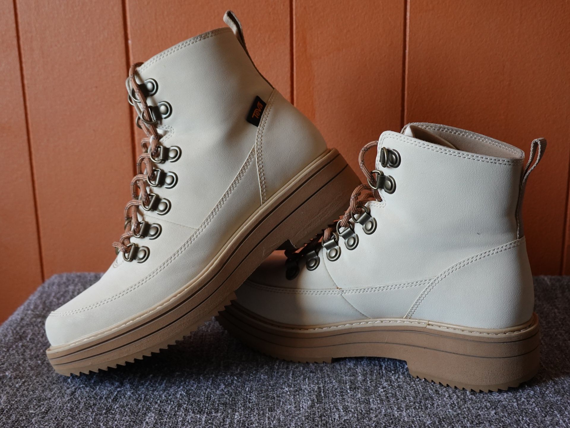 Teva Midform Boots Size 6.5W