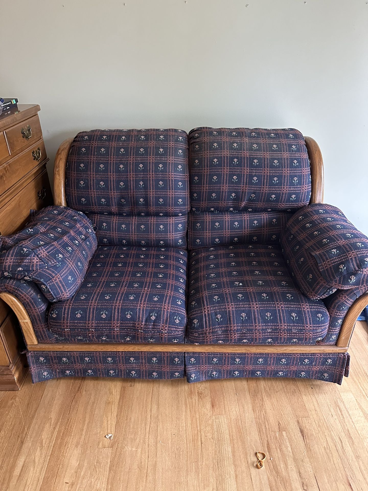 Loveseat Great Condition $25 Pick Up Today
