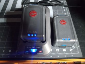 Hoover Air life Charger + 2 Batteries 