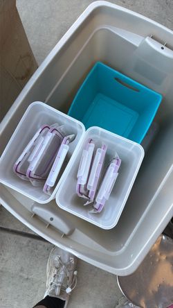 Plastic food containers
