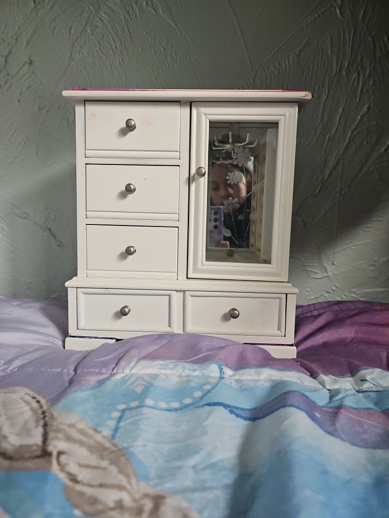 20 $A Mirrror For Rings And Bracilets And Necklace