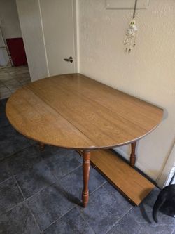 Dining Table, expandable and retracting