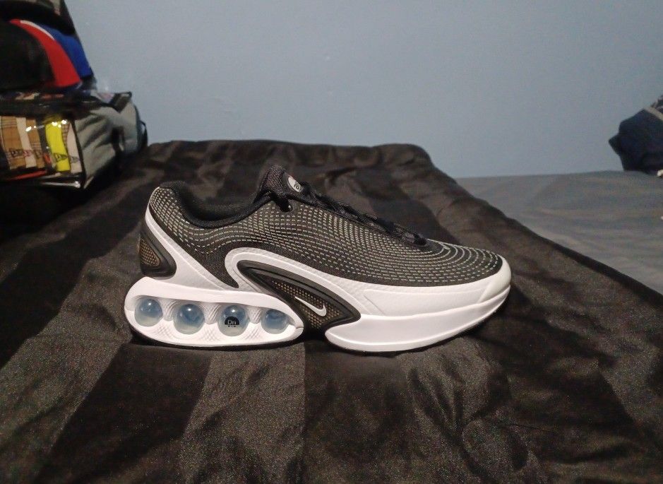 Brand New And Original Men's Nike Air Max's DN Sneakers Sizes 10.5 
