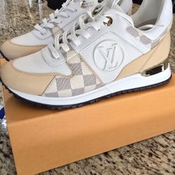 Louis Vuitton women's sneakers, size 7. The price is firm. 100% authentic.