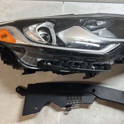 Damaged Passenger Headlight With DRL For 2019 2020 Kia Optima
