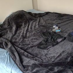 King Size **No Box Spring Needed‼️🤟🏾