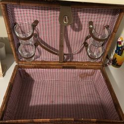 Wicker Picnic Basket with 4 Cups – Classic & Charming