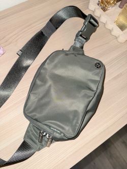 Lululemon 2L belt bag