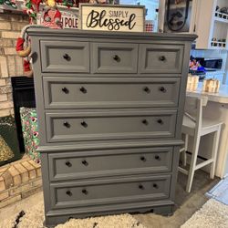 ✨✨GORGEOUS GRAY TALL AND BIG 5 DRAWER DRESSER BY THOMASVILLE ✨✨ $200 Firm