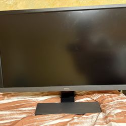 Low end monitor with all cables included for use