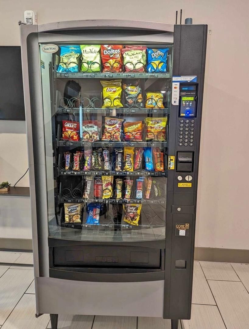 VENDING MACHINE WITH CREDIT CARD READER