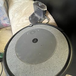 Roomba i3 iRobot Vacuum With Charging Dock - Works