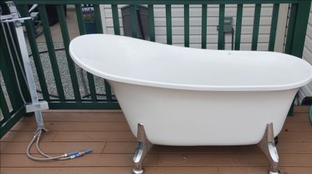 59" Streamline Clawfoot Tub & Freestanding Filler/Sprayer