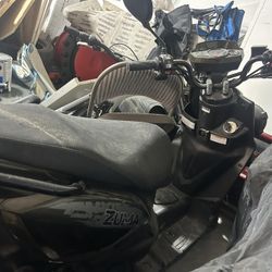 Zuma Yamahas Moped 