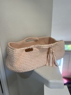 The MODERN BABIES WOVEN BLUSH COLOR BABY BASSINET