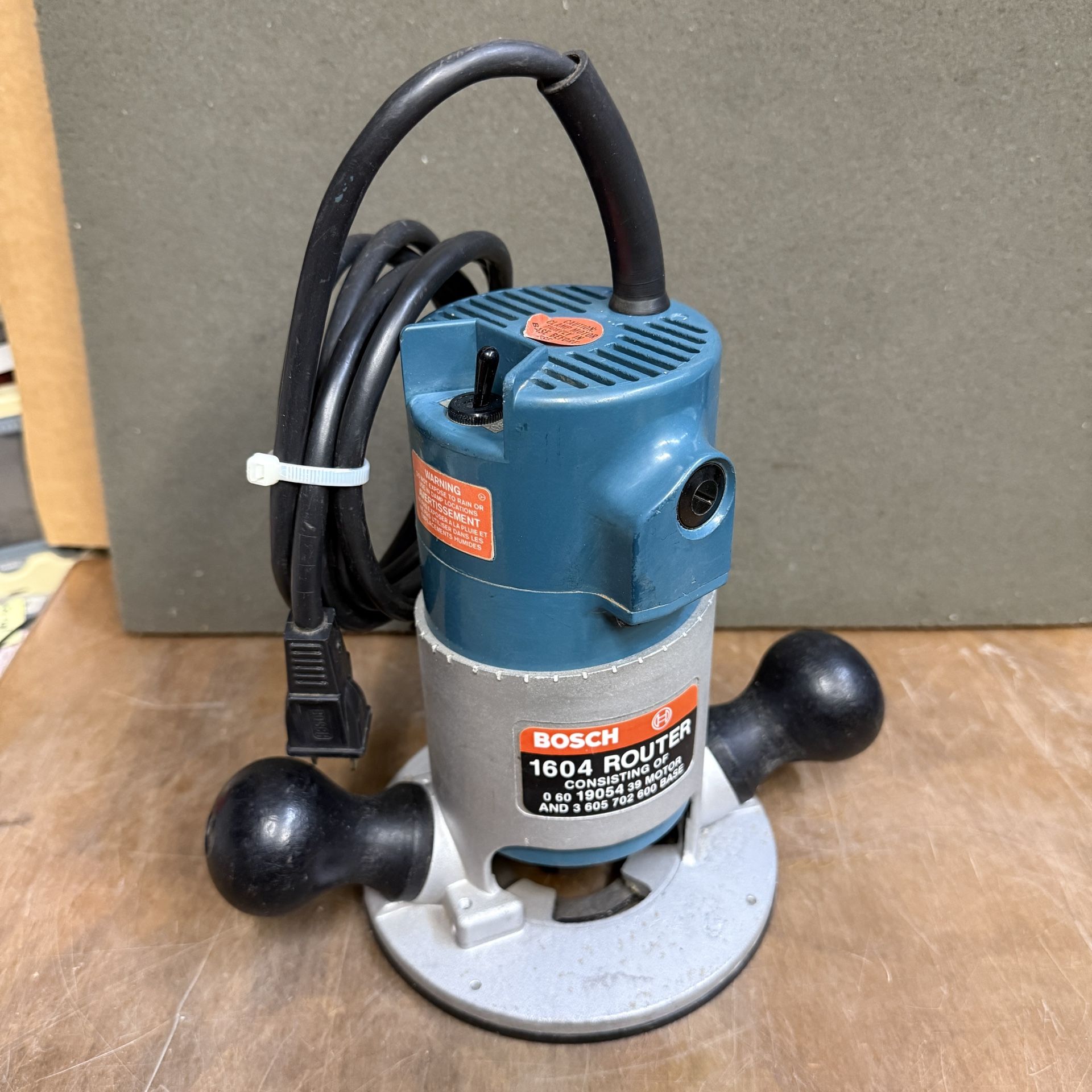 BOSCH 1604 FIXED BASE ROUTER, 1/4" COLLET, 10A, 25,000 RPM, Made In USA