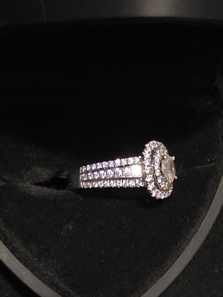 Beautiful Engagement Ring ! 