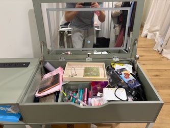 Makeup desk