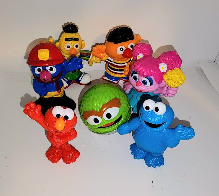 lot of Sesame Street mini figures 
