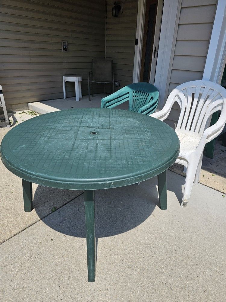 Patio Table And 5 Chairs