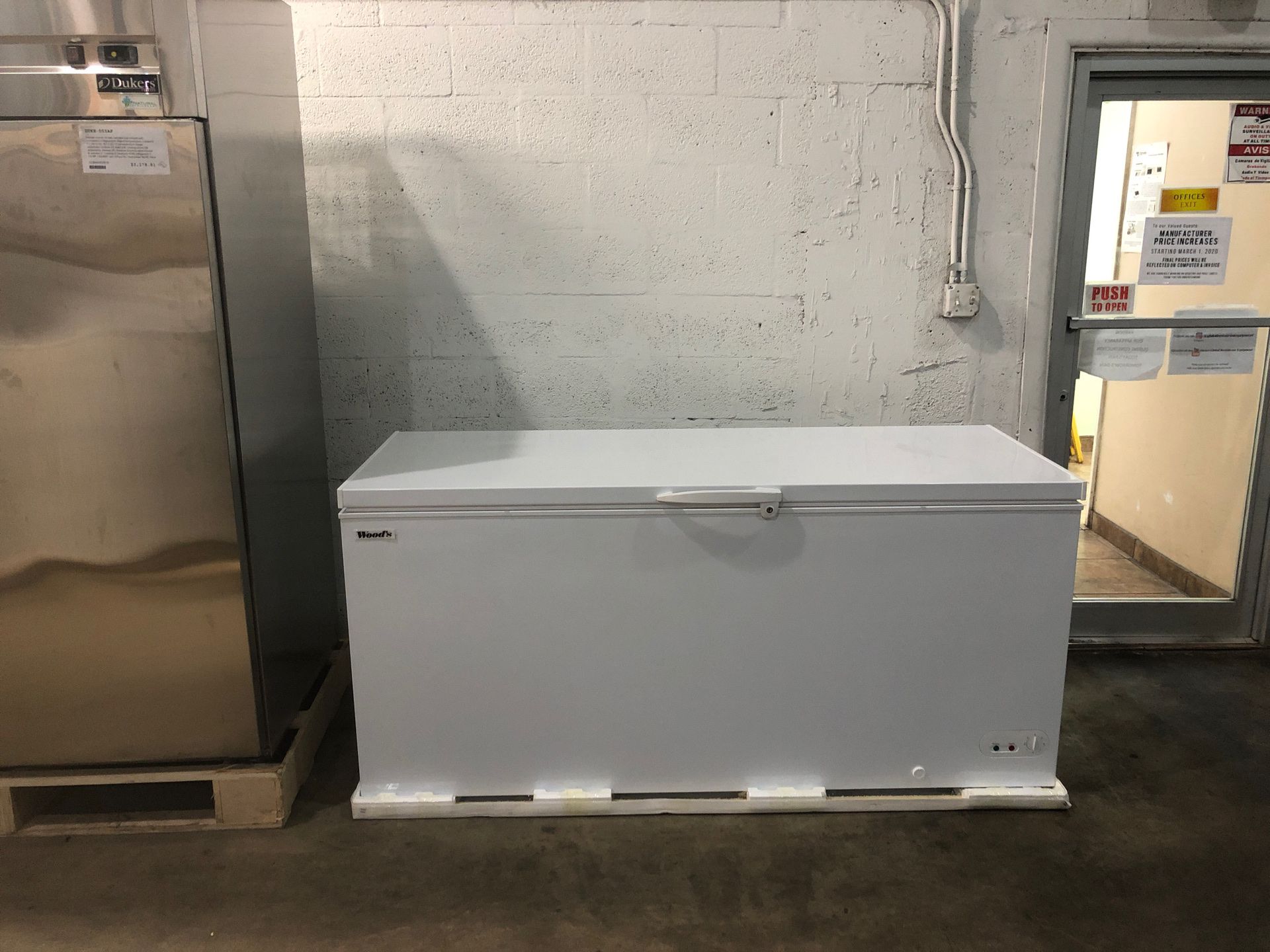 Chest freezer 25 cubic feet (71 inches long)