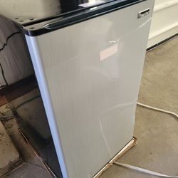 Magic chef compact refrigerator
