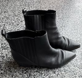 Marc Fisher LTD Black Leather Pointed Toe Pull-On Ankle Bootie Womens 10 M