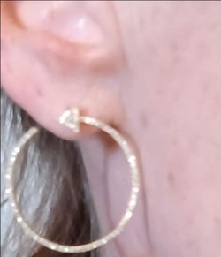 14kt yellow gold front-facing diamond arrow hoop earrings