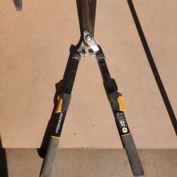 Extendable hedge shears