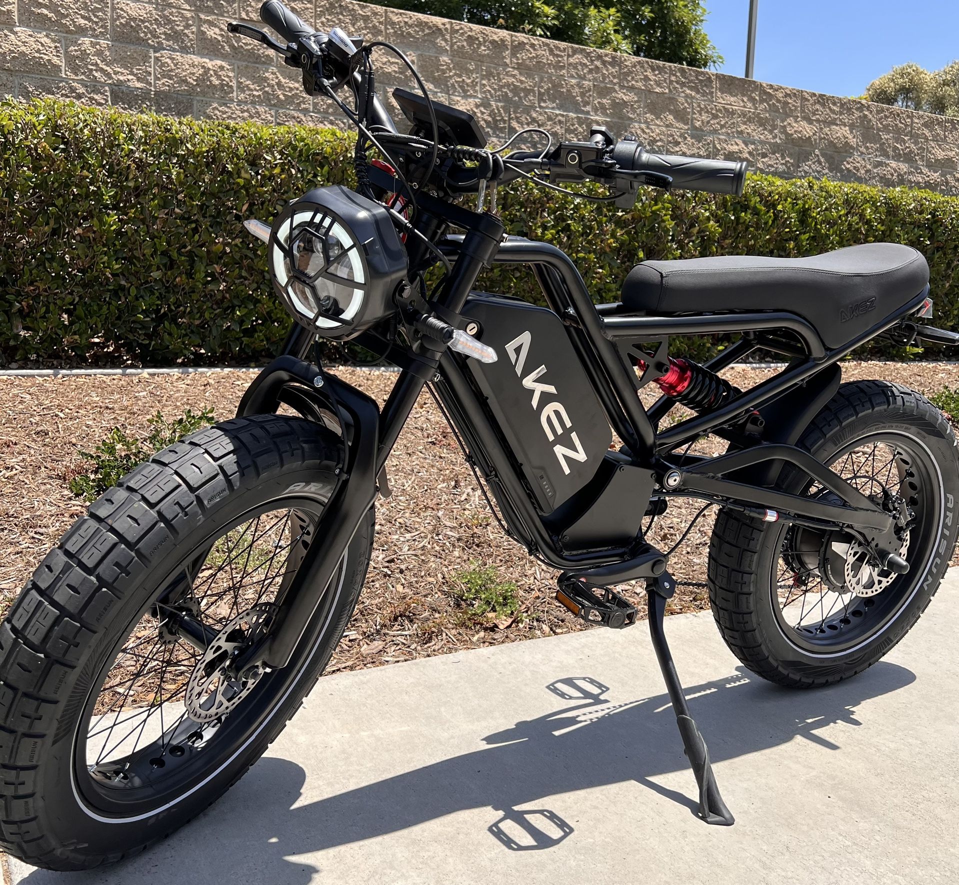 New - 52Volt/1500W Electric Dirt Bike Style E-Bike, 25ah Battery, 40mph