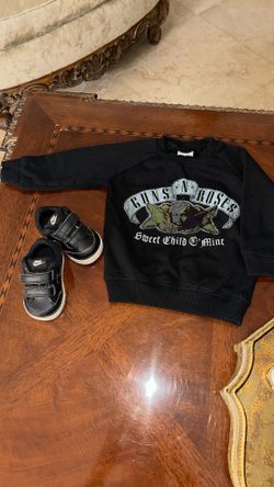 Guns & roses sweatshirt/ Nike shoes