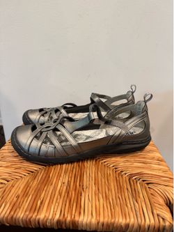 ComfortFit Metallic Gray Women's Closed-Toe Sandals size 11