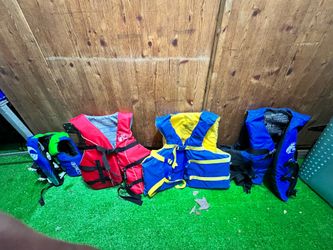 A family set of life vests there are 2 xx and 1 lg and 1 child