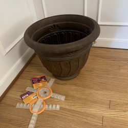 Big Plastic Pot With 2 down under plant stands