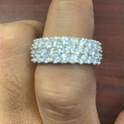 Beautiful 2ct twt Anniversary Band