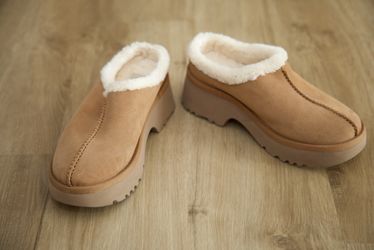 UGG New Heights Cozy Clog Women's "Chestnut" - Size 8M