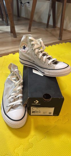 Brand New Converse Chuck Taylor High Top - Size W7/M5