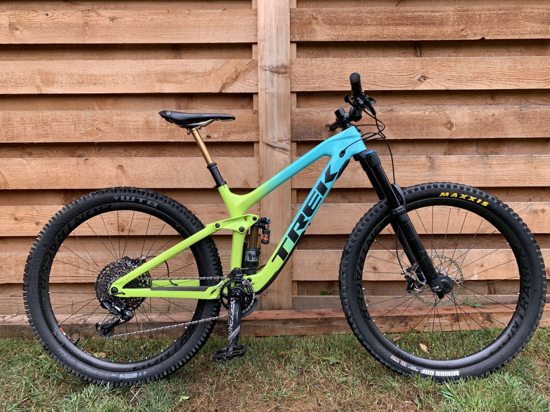 2019 Trek Slash 9.8 full carbon enduro bike with upgrades, medium (17.5 in)