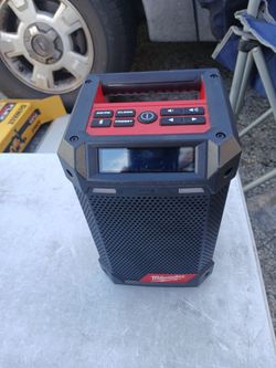 Bosina milwaukke 12v con blutu am f.m solo herramienta