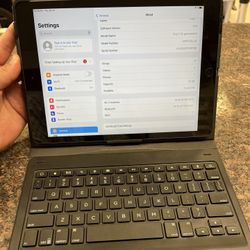 Apple iPad 7th Gen W/Zagg Keyboard 