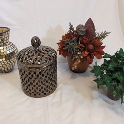 Home decorations (floral arrangements, vase, lidded container)