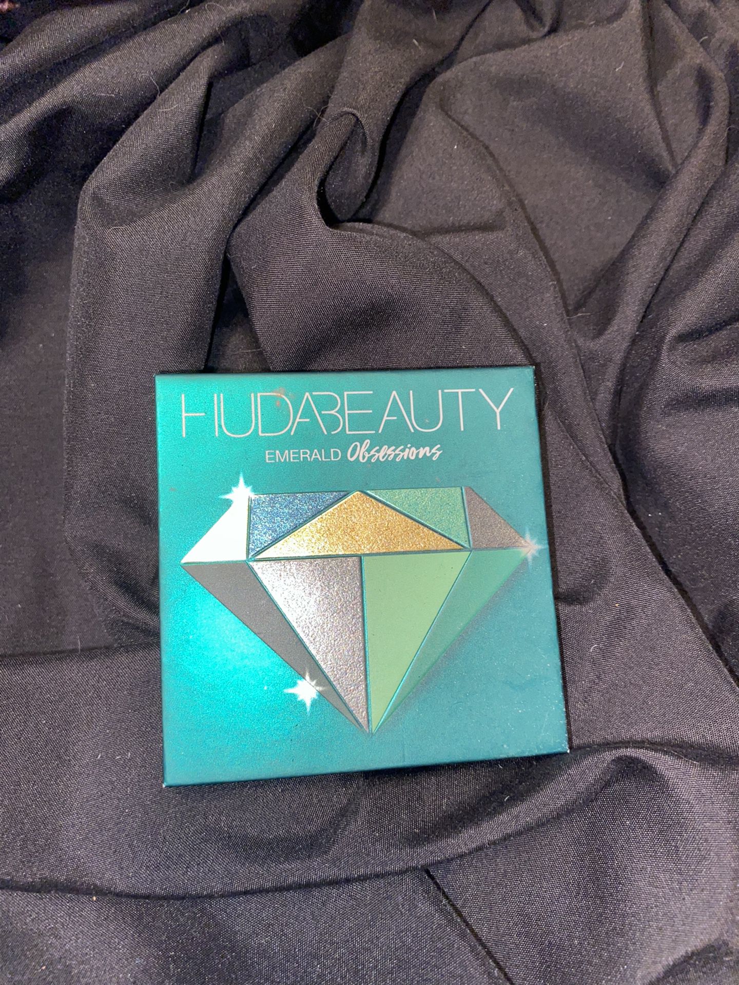Huda Beauty Emerald Obsessions eyeshadow pallet