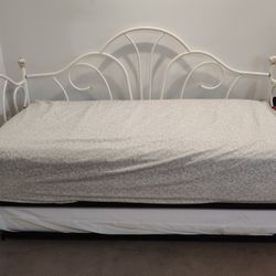 ***TWIN-SIZE METAL DAYBED WITH POP-UP TRUNDLE BED***
