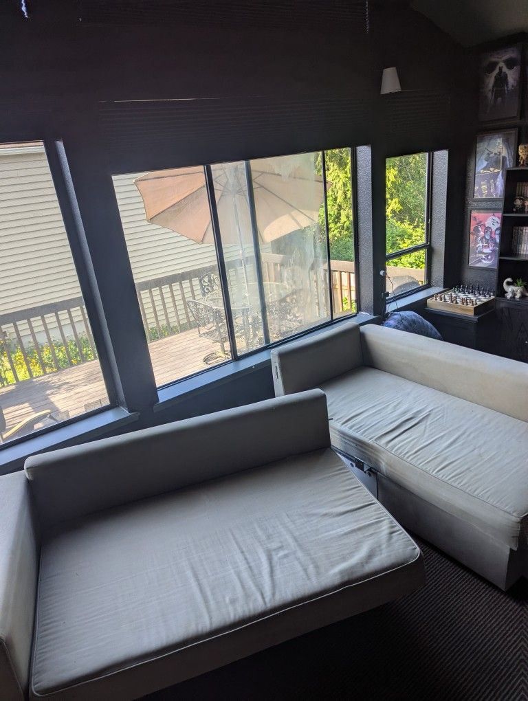 Right Facing Sectional Sofa w/ Chaise And Pull-out Sleeper FREE