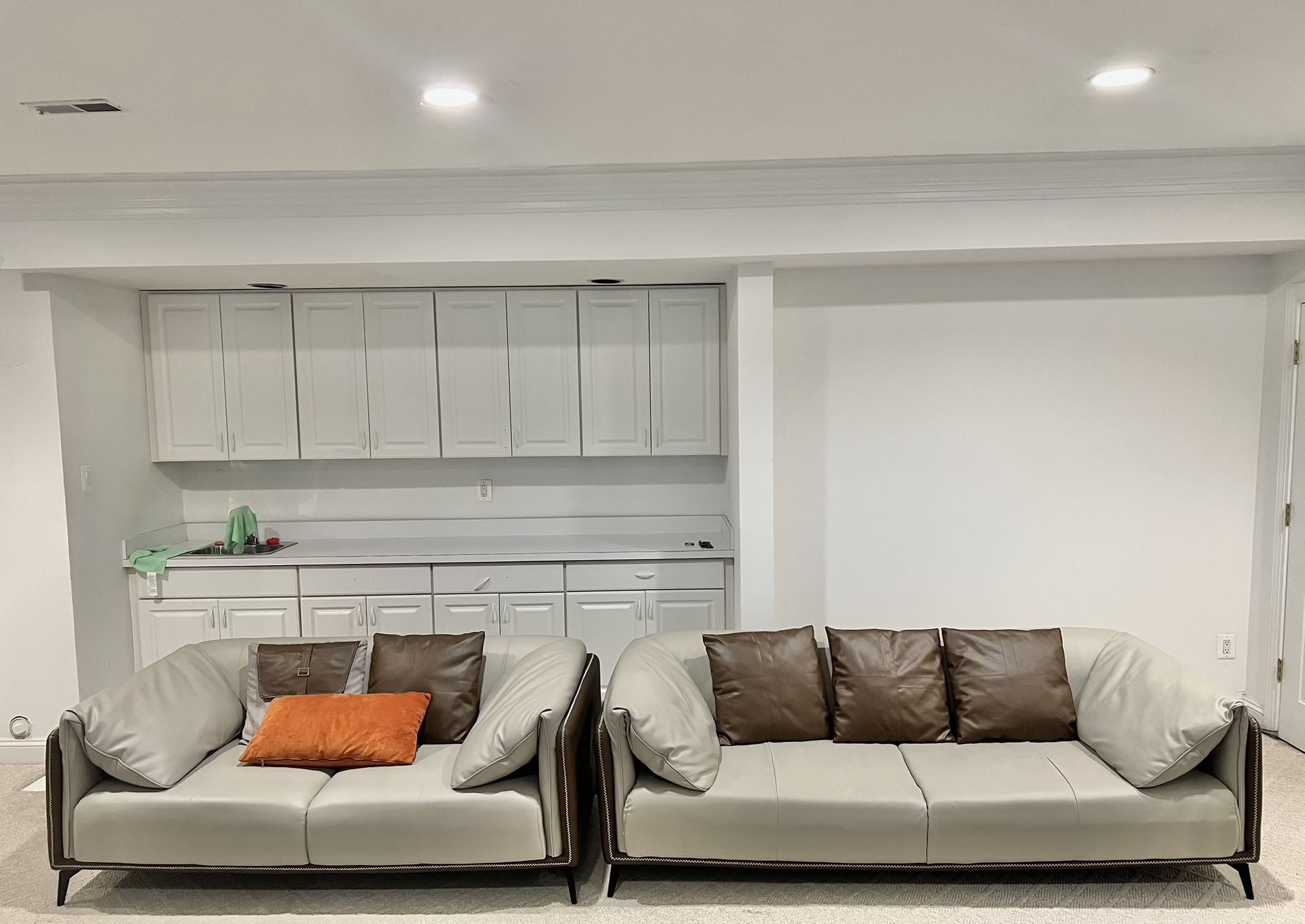 🔥 $399 – Nearly New Leather Sofa Set | Light Gray & Dark Brown – Sofa + Loveseat