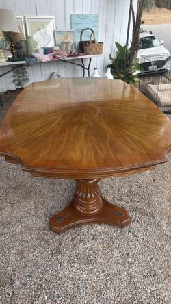 Beautiful lightly used table with 6 chairs $500 or OBO