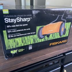 Push Mower - Fiskars StaySharp Push Mower